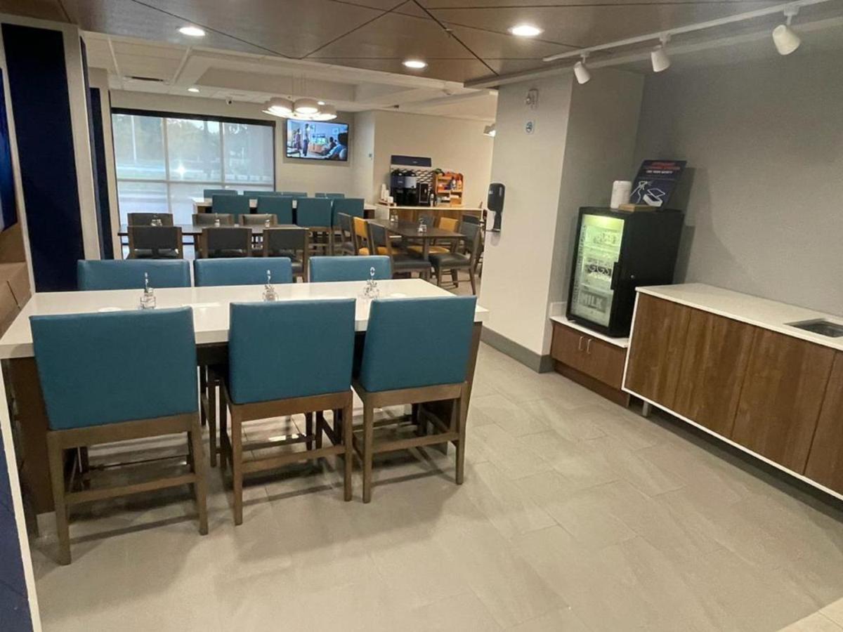 Holiday Inn Express Fort Lauderdale North - Executive Airport By Ihg Zewnętrze zdjęcie