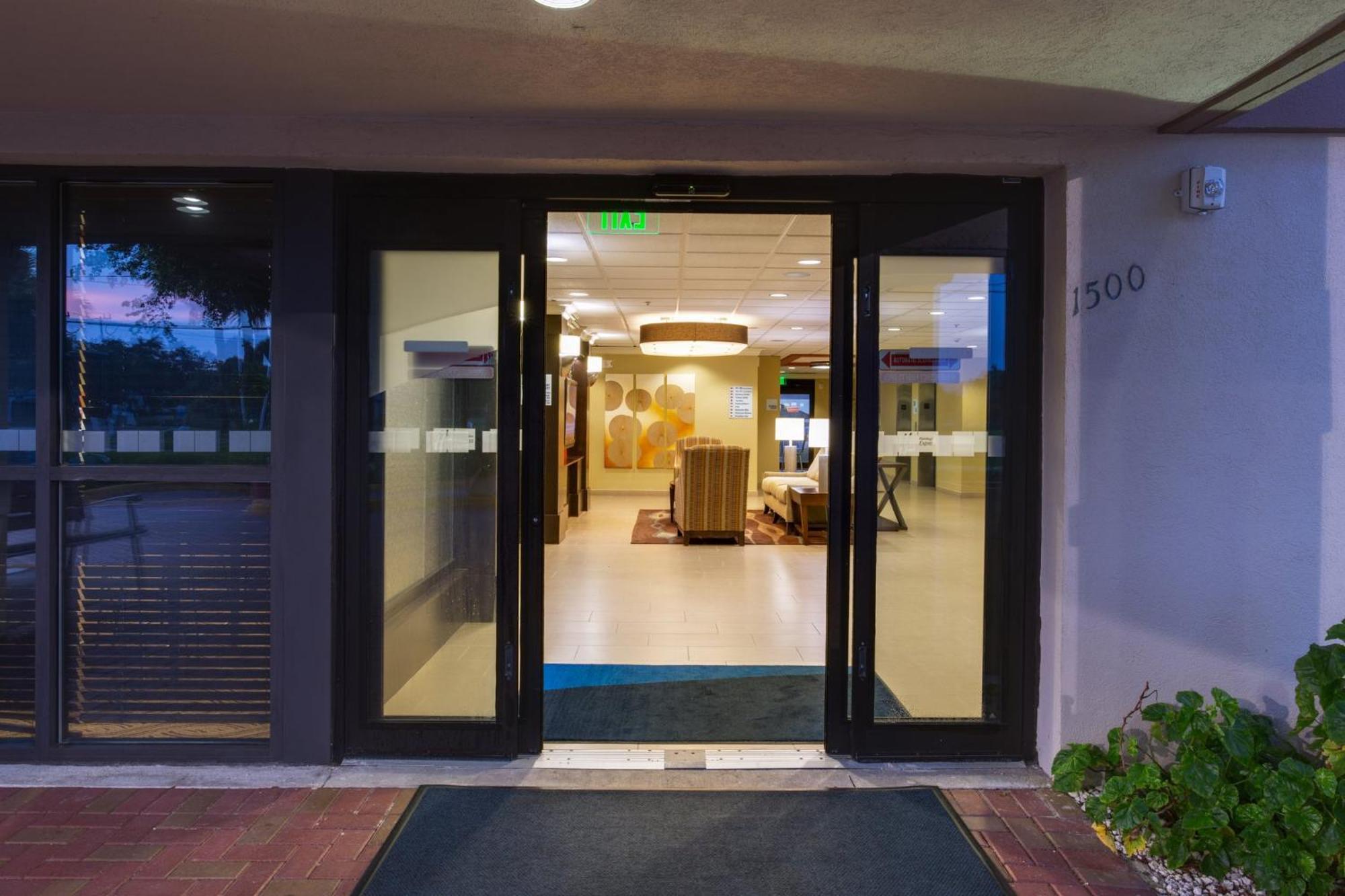 Holiday Inn Express Fort Lauderdale North - Executive Airport By Ihg Zewnętrze zdjęcie